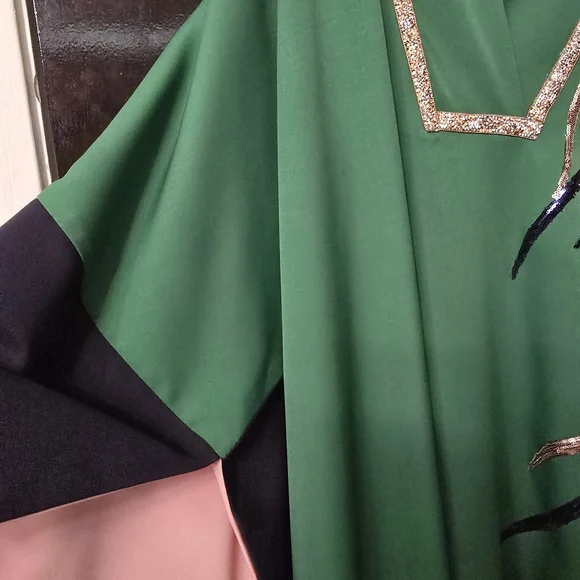 Elegant Green Kaftan with Embroidered Design - Picture 3 of 4